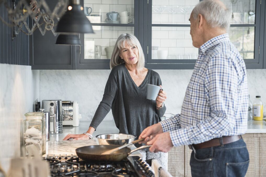 Mujer y hombre preparando comida para la prostatitis.