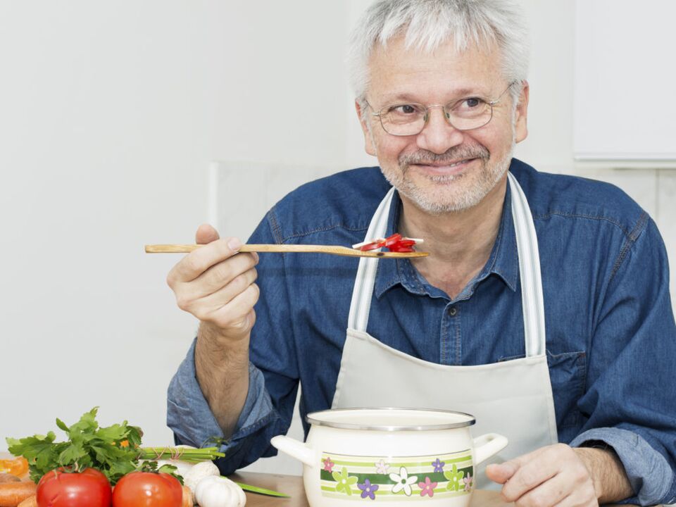 un hombre cocina verduras con prostatitis