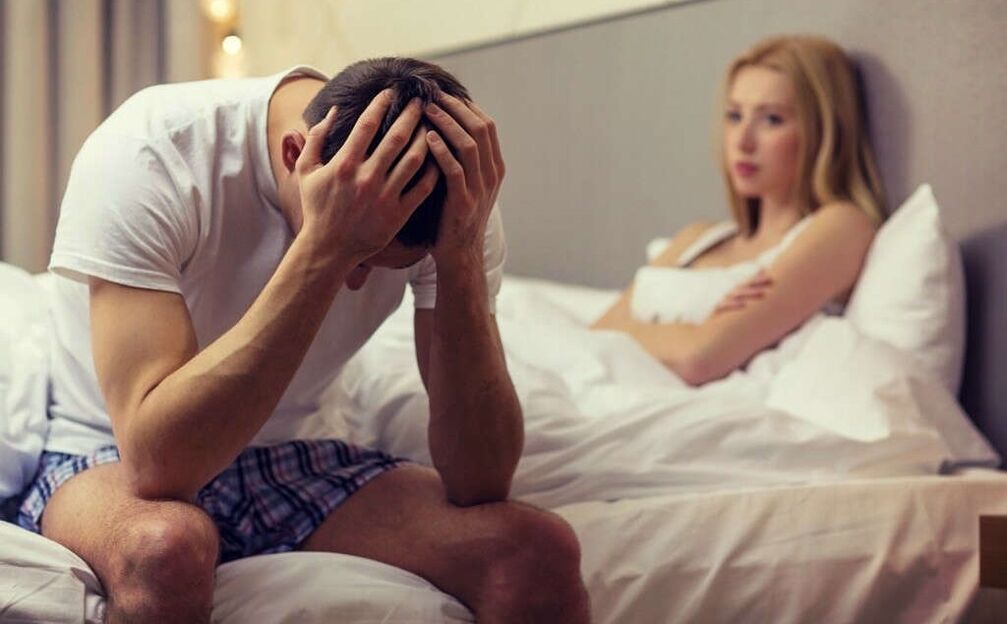 un hombre con poca potencia debido a la prostatitis