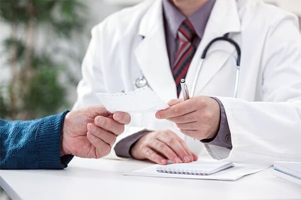 El médico da consejos sobre el tratamiento de la prostatitis.